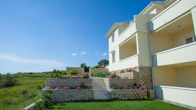 Kuća i vrt Apartmana Pag Fabijanić